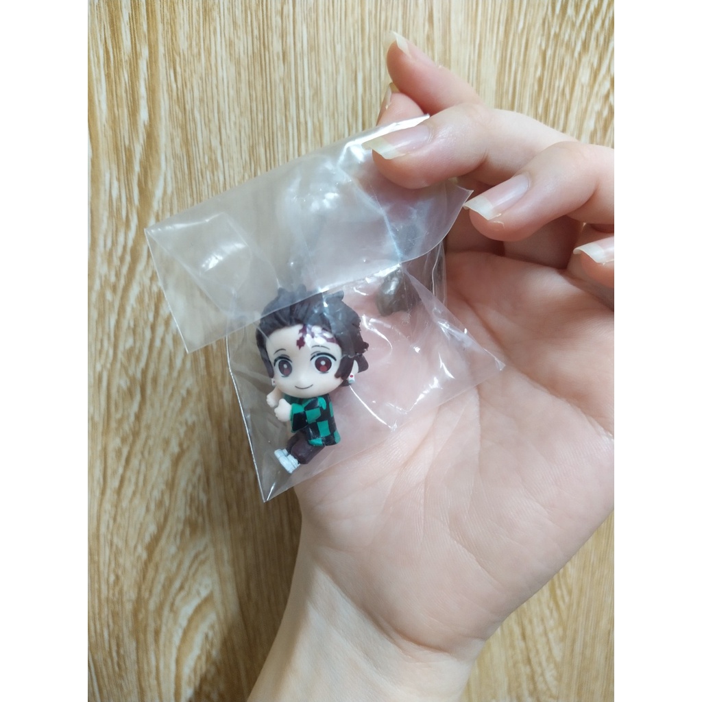 Mô hình ôm cáp sạc hugcot Kimetsu no Yaiba cao khoảng 3,5cm