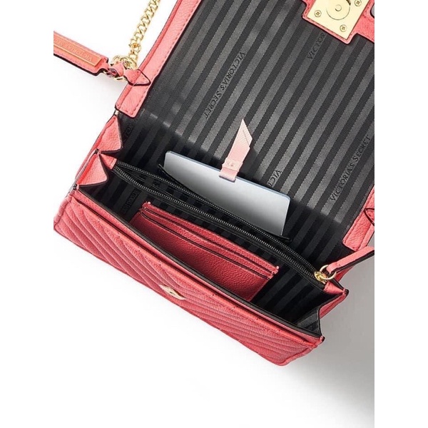 Túi đeo chéo VICTORIA SECRET màu Hot Peony hồng mẫu đơn.