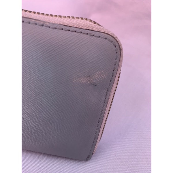 Ví chuẩn si. Ví có lỗi sờn màu  xíu và kim loại hơi gỉ. Khách vui lòng xem kỹ hình. khg áp dụng hoàn hàng cho sp này nhé