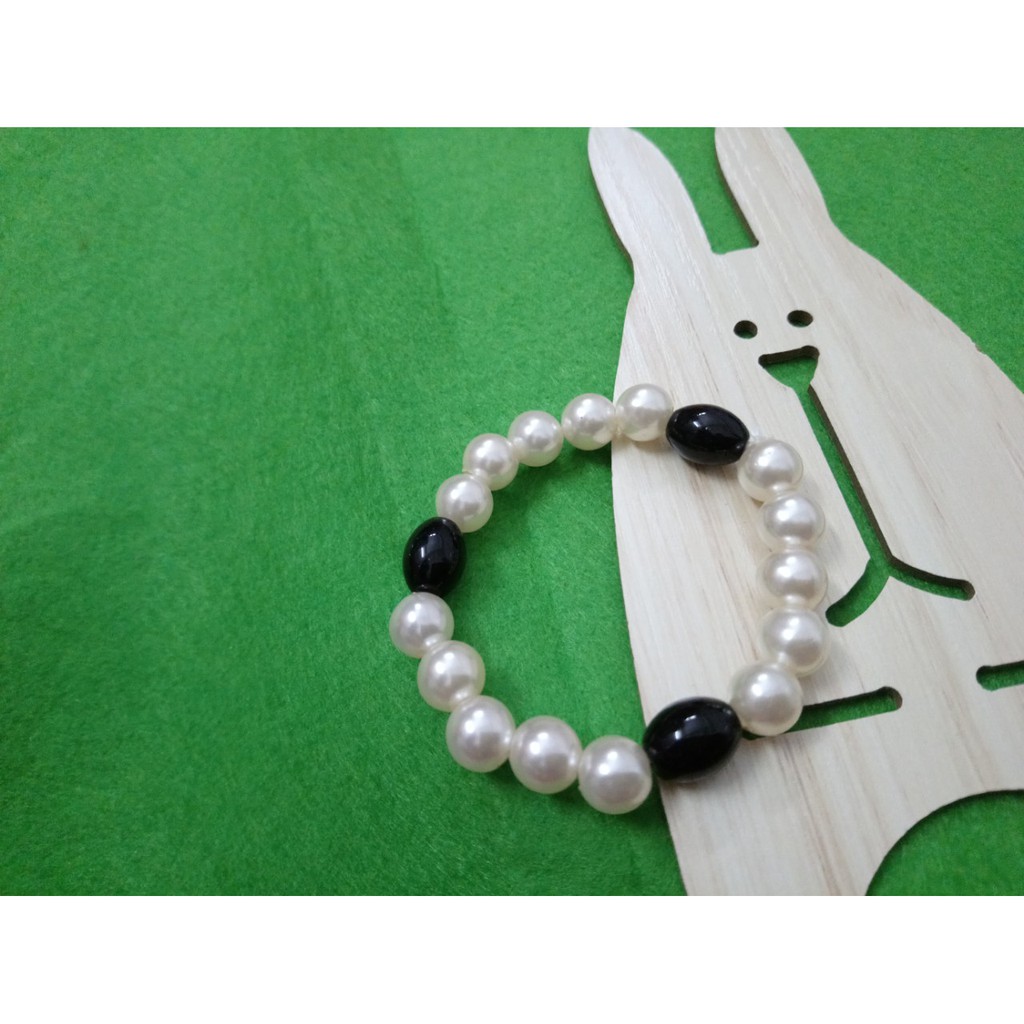 chuỗi đeo tay phong thủy mix hạt . mẫu y hình. hình shop tự chụp nha các bạn. Giá 26k 1 chuỗi. giá sỉ khi mua từ 5 chuỗi