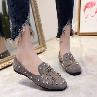 Giày bệt nạm đinh