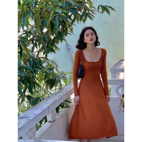 Váy thun nâu cổ vuông tay dài dáng midi có hình thật trải sàn ở cuối