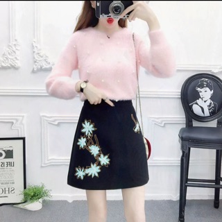 Áo len lông mềm mại, đính hạt cườm sang trọng. Mầu hồng y hình, size S. Phối cùng chân váy cực sang chảnh.