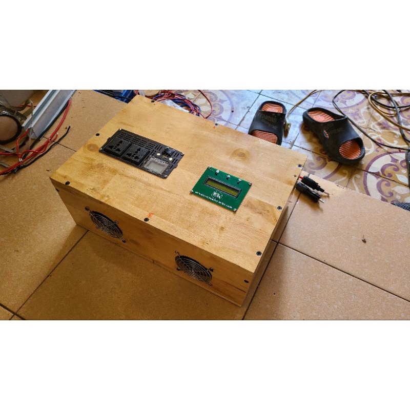 INVERTER CHẠY TRỰC TIẾP TỪ TẤM PIN NĂNG LƯỢNG MẶT TRỜI CÓ HỖ TRỢ SẠC ẮC QUY.