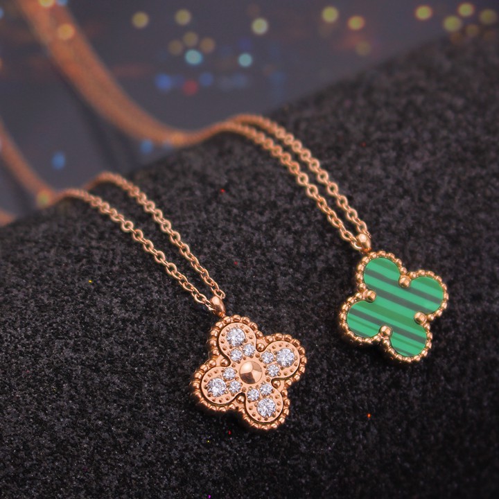 Dây chuyền nữ titan hoa L V 4 cánh đính đá mặt xanh siêu đẹp, bền màu, chuẩn thời trang