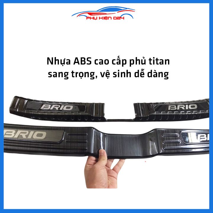 Ốp chống trầy cốp Brio 2018-2019-2020-2021-2022 thép không gỉ vân titan bảo vệ xe chống va đập
