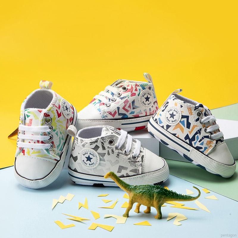 Giày Thể Thao Vải Bạt Đế Mềm Chống Trượt In Họa Tiết Graffiti Cột Dây Cho Bé Sơ Sinh 0-12 Tháng Walkers