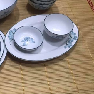 Đĩa bầu dục trơn men trắng hoa sen xanh