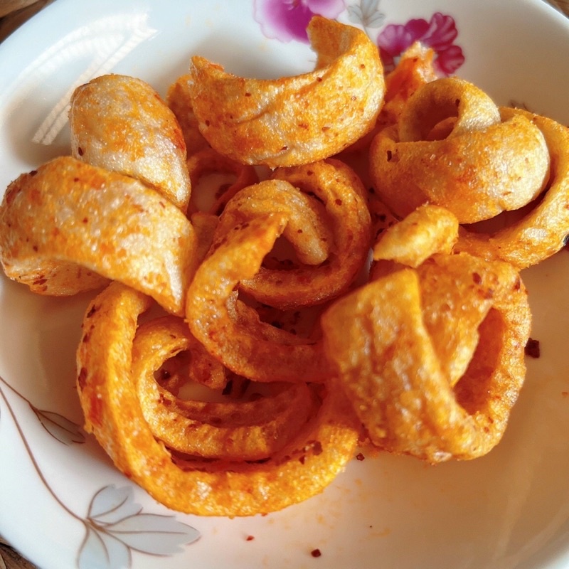 Da heo sấy giòn lắc muối ớt lon pét