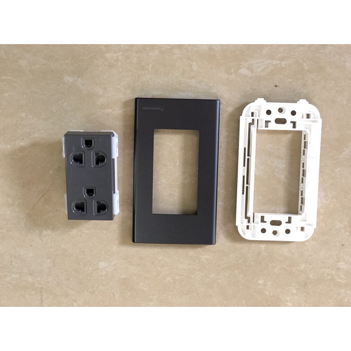 Ổ Cắm đôi 3 chấu Panasonic Đen bóng chuẩn wide - Hàng chính hãng