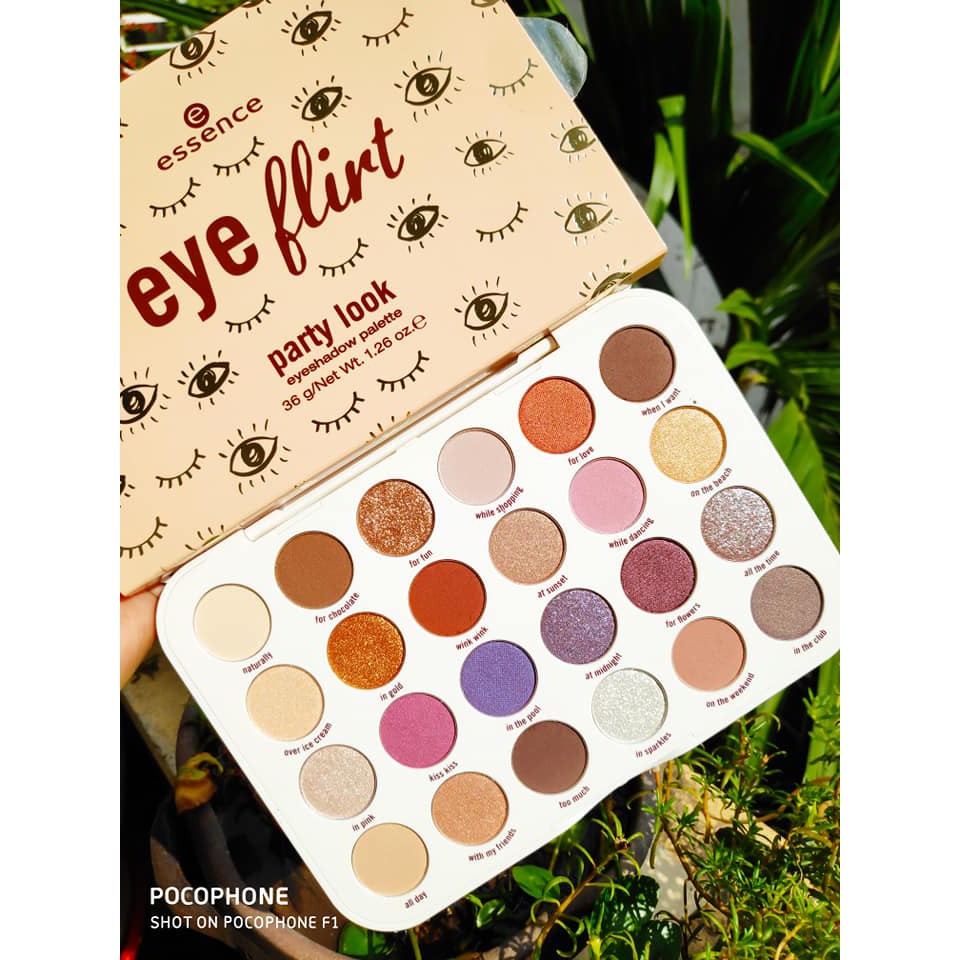 Bảng phấn mắt chuyên nghiệp Essence Eyes Flirt.