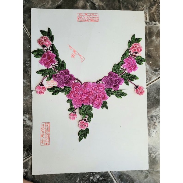 Cổ áo, hoa thêu 2 bên mã BC07