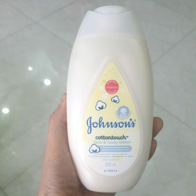 Sữa dưỡng ẩm mềm mịn Johnson's® Face & body Lotion Cotton Touch™ 200ml
