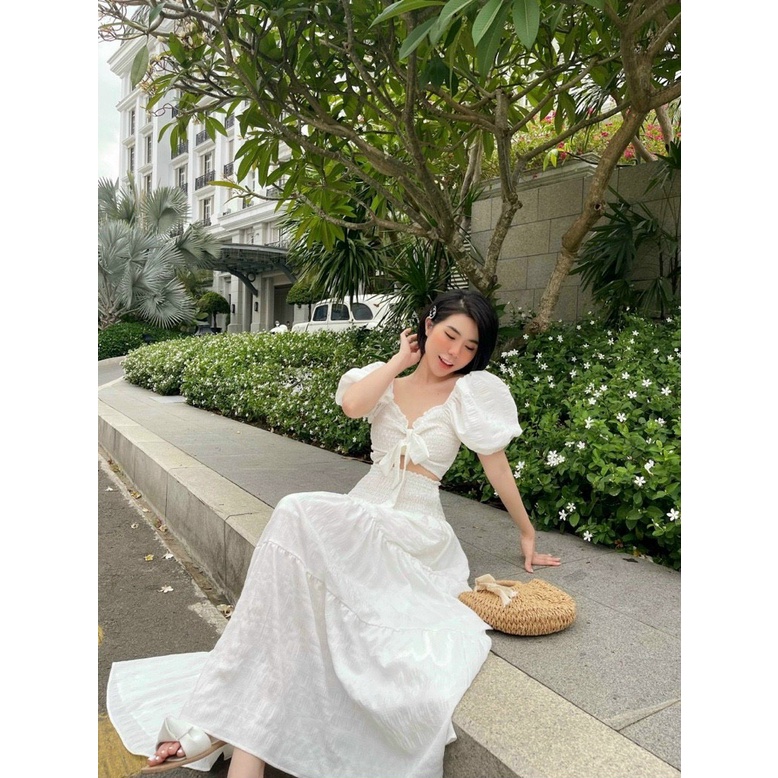 Set đầm váy nữ maxi dáng dài màu trắng gồm chân váy xoè phối áo croptop tay bồng thiết kế Quảng Châu thích hợp đi biển