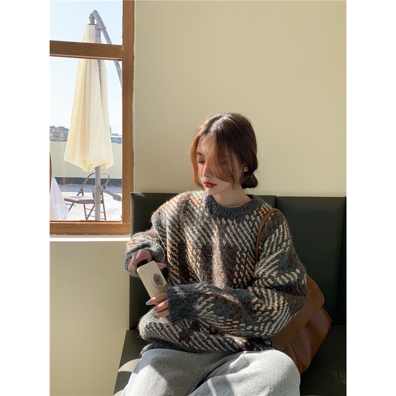 Áo sweater dáng rộng hở lưng phối màu phong cách retro Nhật Bản thời trang thu đông cho nữ 2021