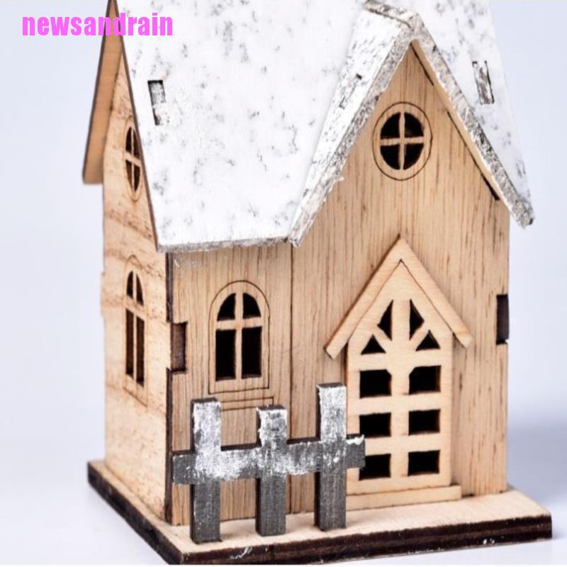 Nhà gỗ có đèn trang trí giáng sinh đáng yêu
