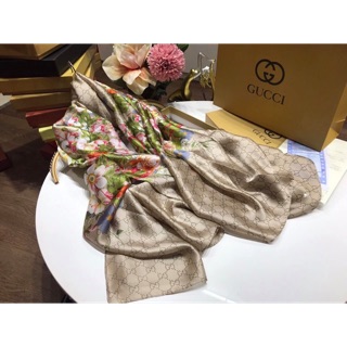 Khăn lụa hiệu Gucc sale mạnh 350k còn 180k.