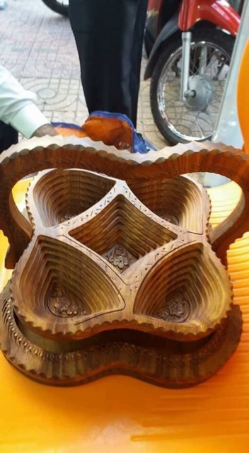 Giỏ gỗ xếp thần kỳ đựng bánh mứt, hoa quả sang trọng, độc lạ, khi xếp lại gọn gàng như tấm thớt tròn