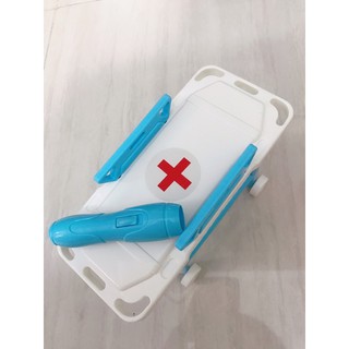 Giường bác sĩ và đèn pin