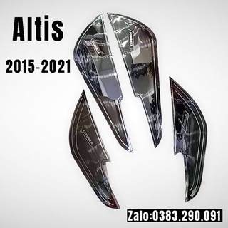 Ốp tapli cánh cửa xe toyota altis 2015 - 2021, chất liệu titan cao cấp