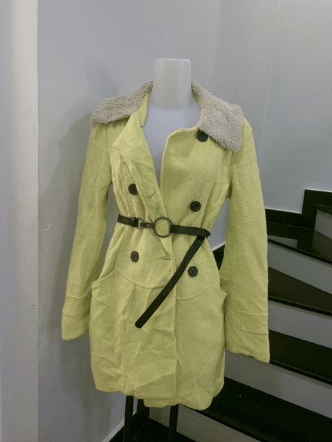 Áo khoát dạ dáng ngắn màu vang cổ phối lông nhân tạo