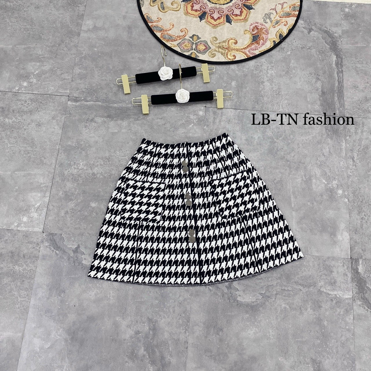 Chân váy len xoè cúc dọc ngắn dễ thương | BigBuy360 - bigbuy360.vn