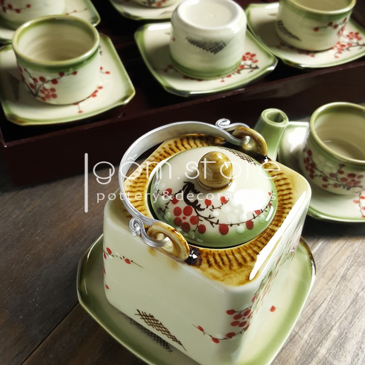 Ấm trà Bát Tràng dáng vuông vẽ tay hoa đào (Không kèm khay ấm chén như hình)