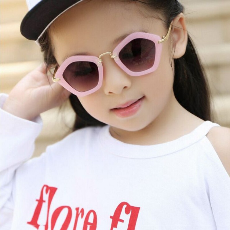 Kính mát chống tia UV 400 gọng ngũ giác sành điệu cho bé
