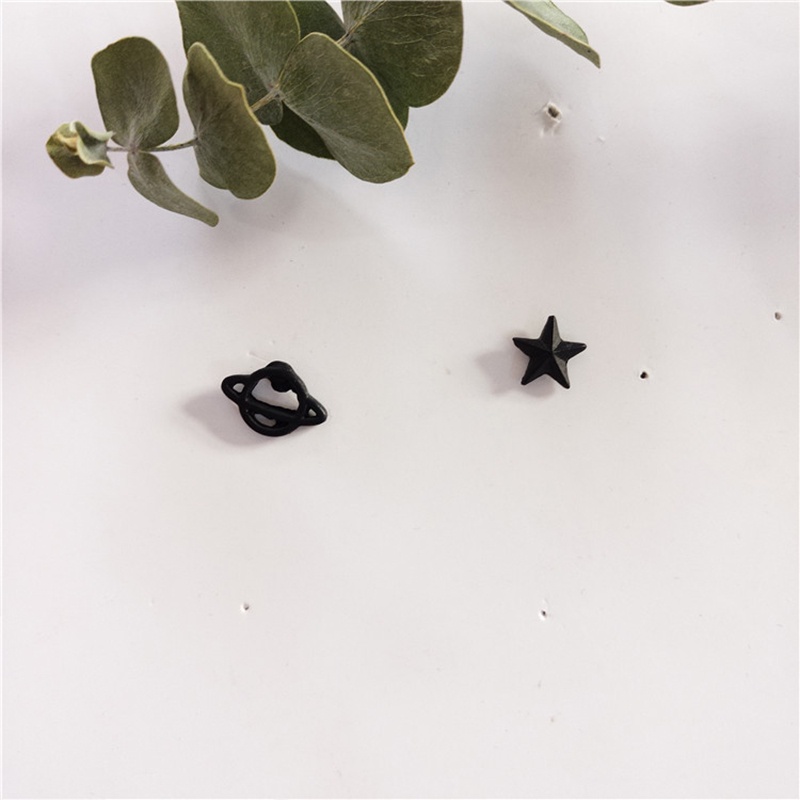 Đôi khuyên tai hình hành tinh đen đơn giản cá tính cho nữ