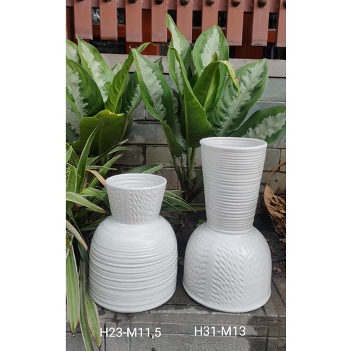 Bình cắm hoa dáng đầm trắng - Gốm sứ bát tràng