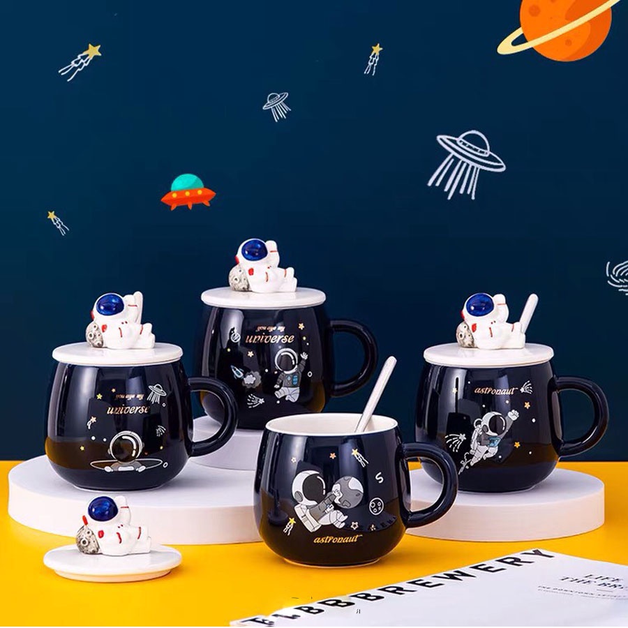 Ly cốc sứ phi hành gia có nắp 3D kèm thìa nhiều mẫu dễ thương : Ôm Trái Đất - Bay không gian - Vẫy Tay - Xuyên Không