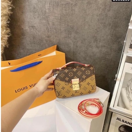 TÚI XÁCH LV hàng phom cứng cáp bên trong được làm bằng lót nhung