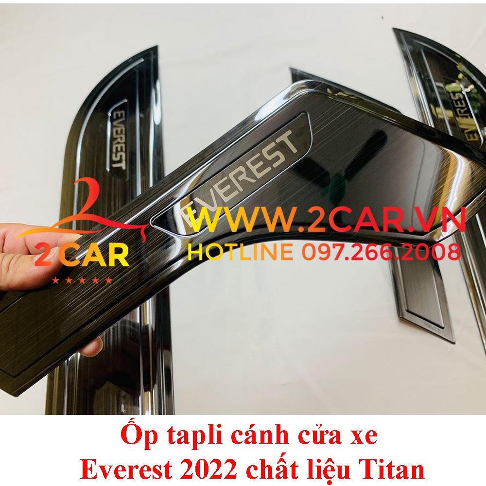 Ốp tapli cánh cửa xe Ford Everest 2022, 2023 chất liệu Titan cao cấp