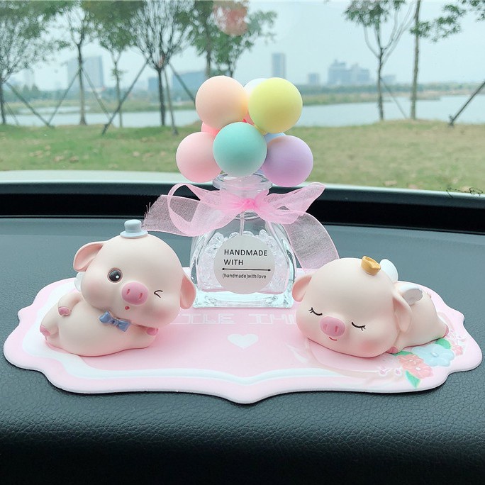 Chú heo đội mũ trang trí táp lô xe ô tô