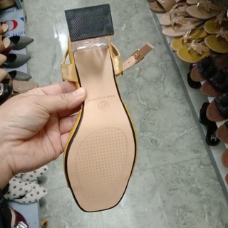giày sandal.