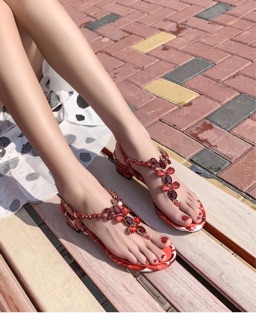 Sandal xỏ ngón đá