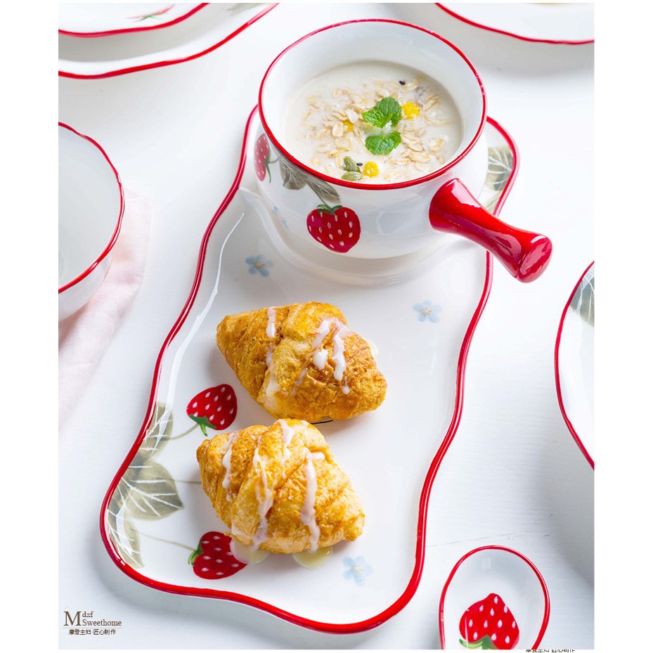Bộ chén bát dâu tây đáng yêu lắm ạ
