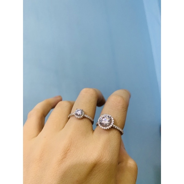 Nhẫn nhỏ 1 hàng đá ôm 1 viên chủ 4-5ly bạc thật phủ vàng trắng