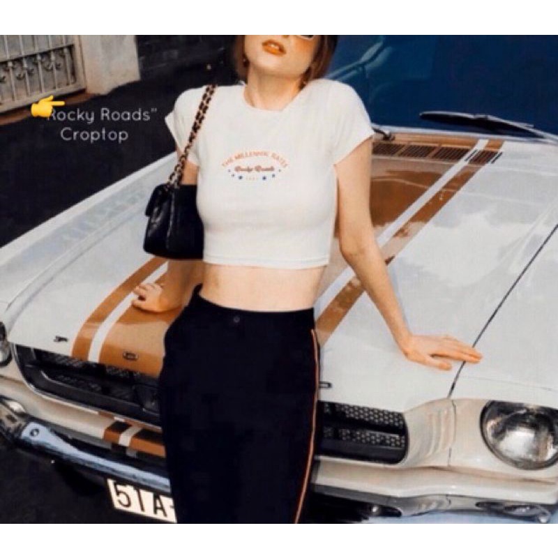 Áo croptop tay ngắn thêu