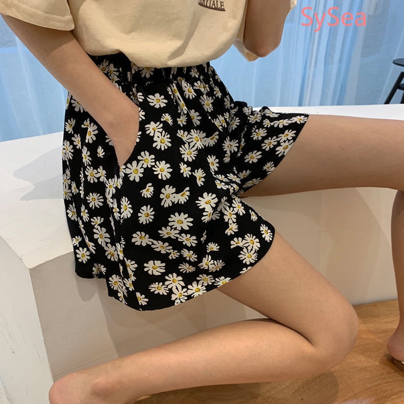 Quần ngắn ống rộng hoạ tiết hoa cúc dành cho nữ | BigBuy360 - bigbuy360.vn