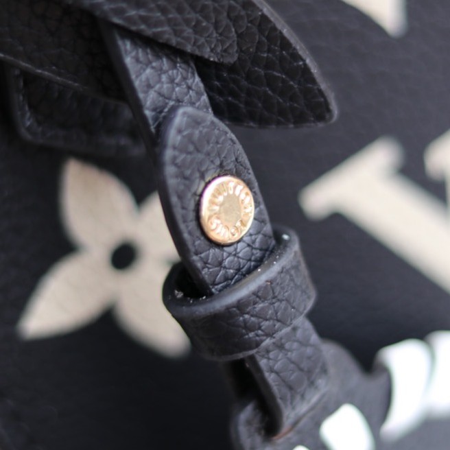 Túi xách QUẢNG CHÂU CAO CÂP Luôn Luôn Vui Tươi kèm móc tròn hot hit