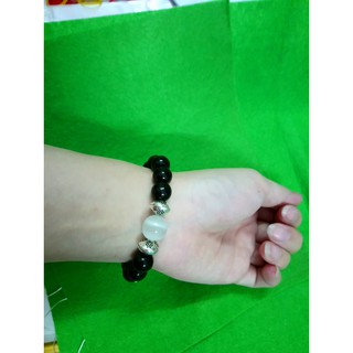 chuỗi đeo tay phong thủy hạt đá đen mỗi hạt 10li. hạt trắng đá mắt mèo 12li. Giá 50k 1 chuỗi. hàng siêu đẹp.