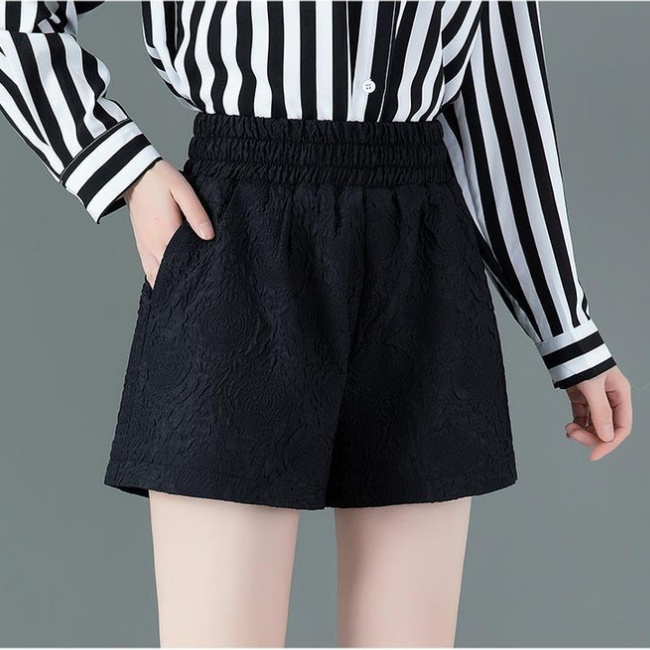 Quần đùi hoa in nổi, quần short phồng hoa 4 màu, quần sooc xốp hoa phối nhiều kiểu áo năng động | BigBuy360 - bigbuy360.vn
