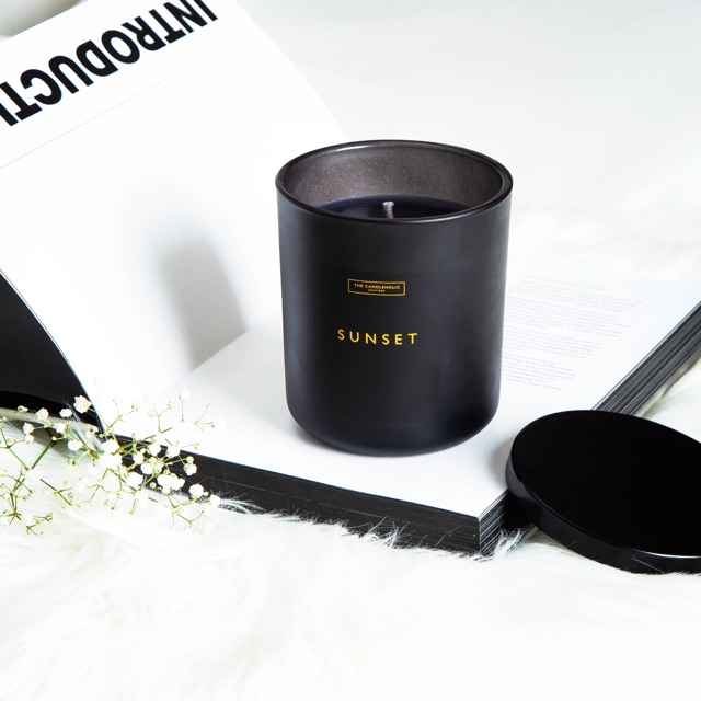 Nến thơm The Candleholic Sunset 8.8oz hương hoa mận và trái cây nhiệt đới cao cấp