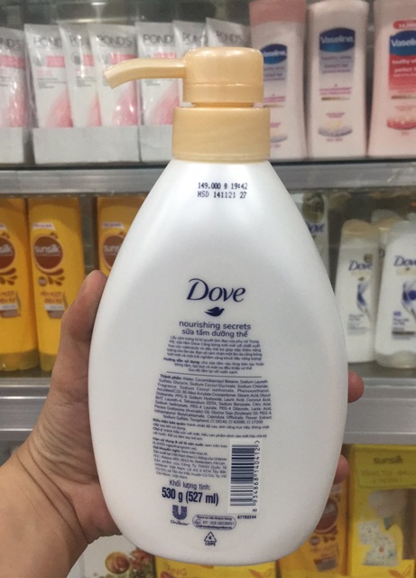 DOVE SỮA TẮM DƯỠNG THỂ CĂNG BÓNG VỚI DẦU TRÁI BƠ VÀ HOA CÚC 530G