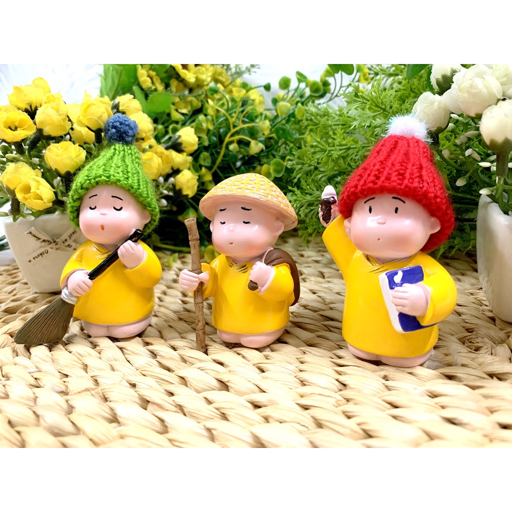 Bộ 4 Tượng Chú Tiểu Áo Vàng đội nón len