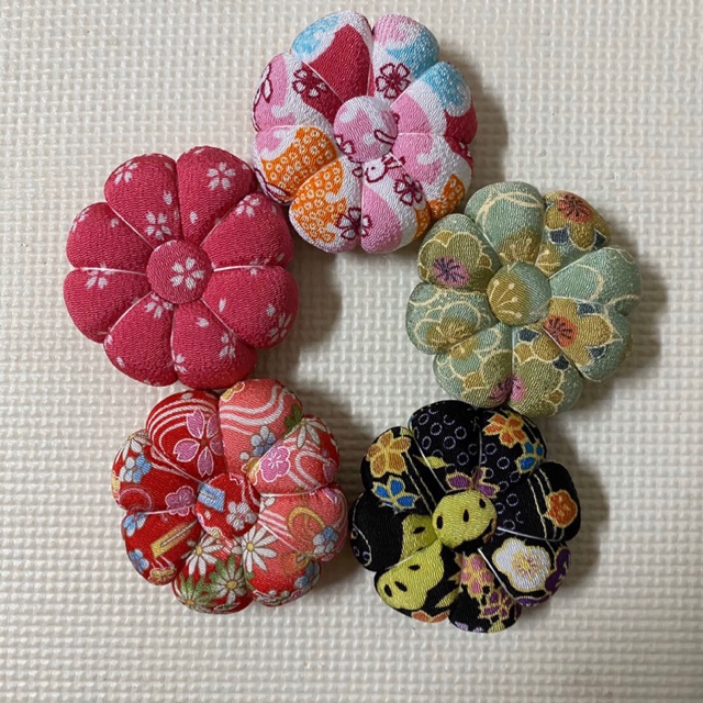 Gối cắm kim hình bông hoa