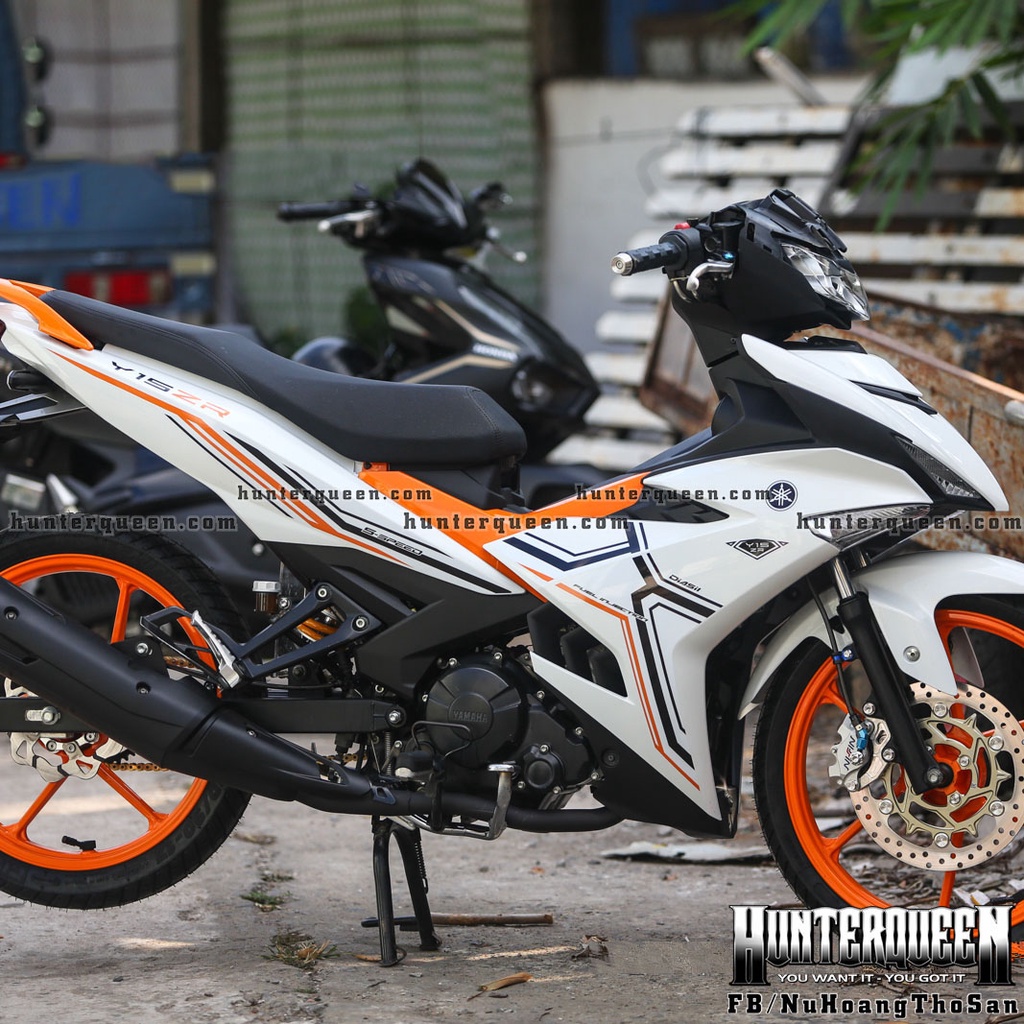 Tem ghép 5 lớp Y15ZR in UV, tách nền hoàn toàn, dán được trên mọi màu nền xe Exciter 150. Kích thước chuẩn