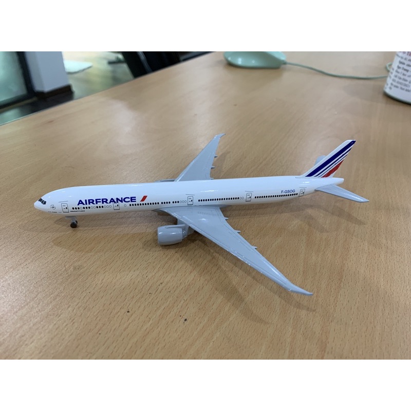 Mô hình máy bay AIRFRANCE 20cm có bánh xe( Mô hình máy bay + Đế)