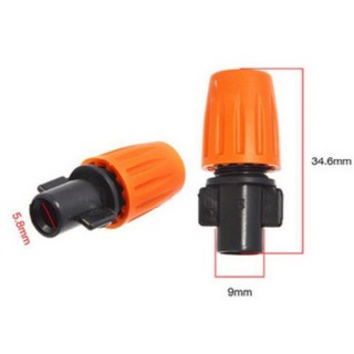 Đầu béc tưới cam đơn chưa phụ kiện kết nối với dây dẫn nước trong hệ thống tưới nước phun sương